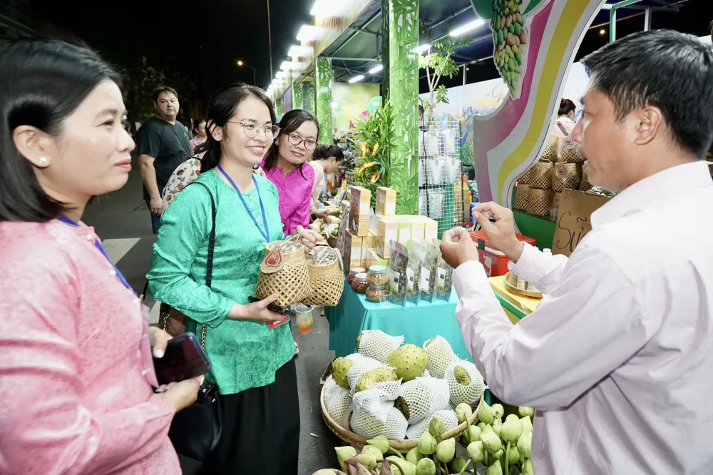 Người tiêu dùng chọn mua đặc sản tối 4.6.jpg