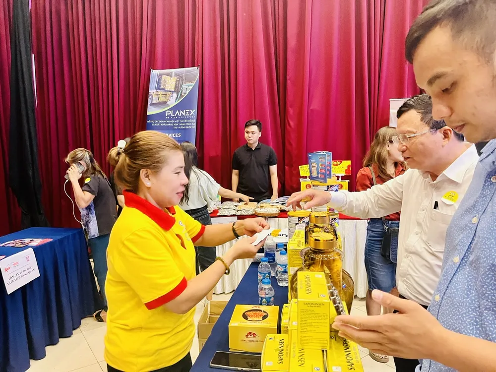 Doanh nghiệp giới thiệu sp đến người tiêu dùng.jpg