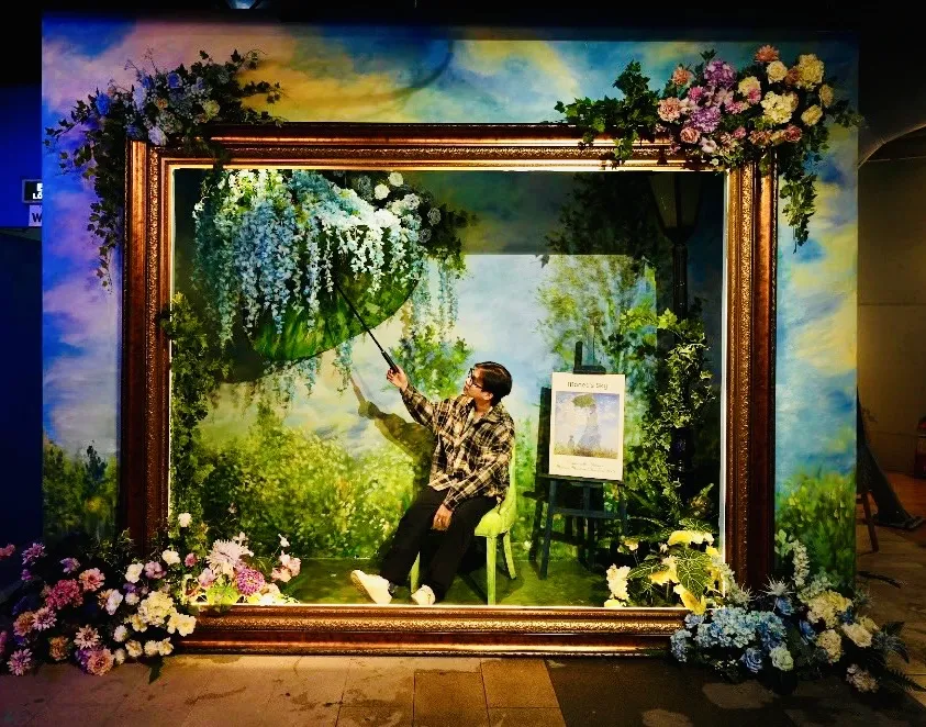 Khách háo hức tạo dáng trong một bức tranh 