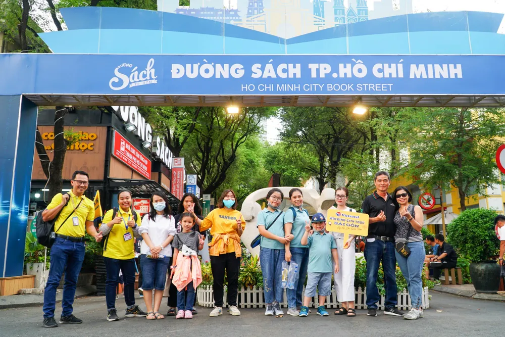 Khách trải nghiệm tour đi bộ.jpg