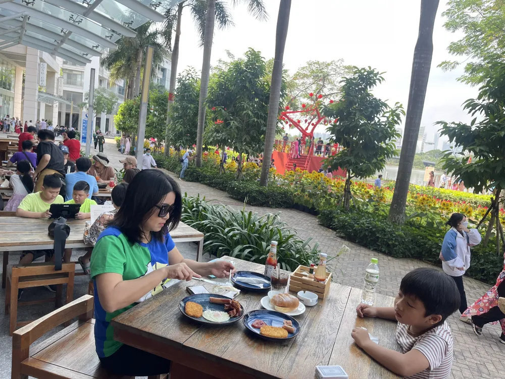 Khách thưởng thức ẩm thực.jpg