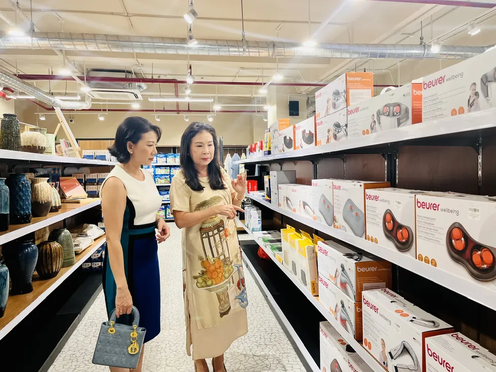 Nghệ sĩ mua hàng.jpg