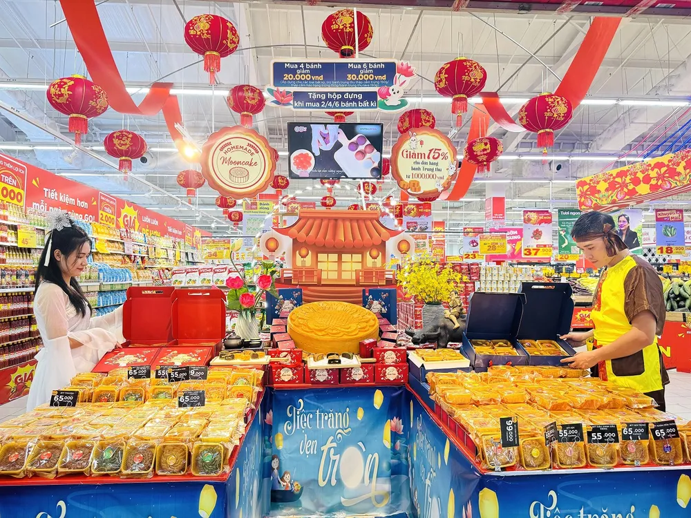 1 Bánh Trung thu đang được giới thiệu bắt mắt tại GO!, Big C.jpg