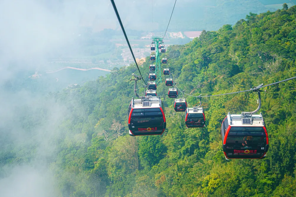 Khách tham quan núi Bà Đen bằng cáp treo.jpg