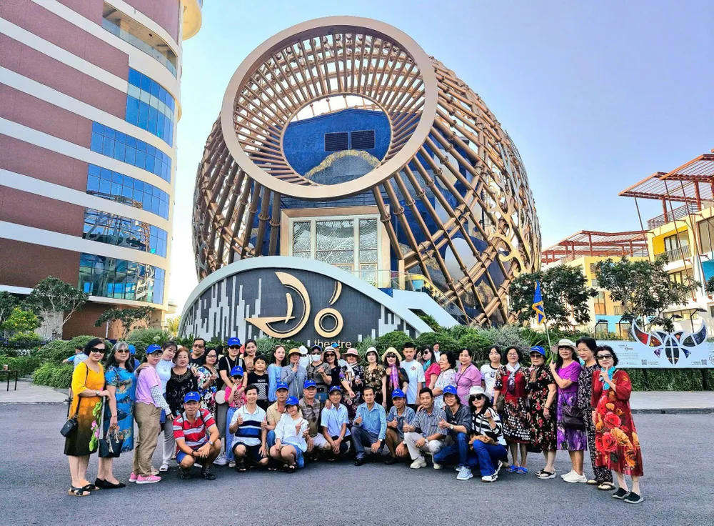 Đoàn khách tham quan Nha Trang do Saigontourist tổ chức.jpg