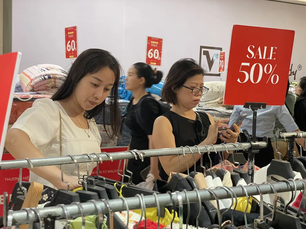 Khách săn hàng hiệu năm 2023.jpg