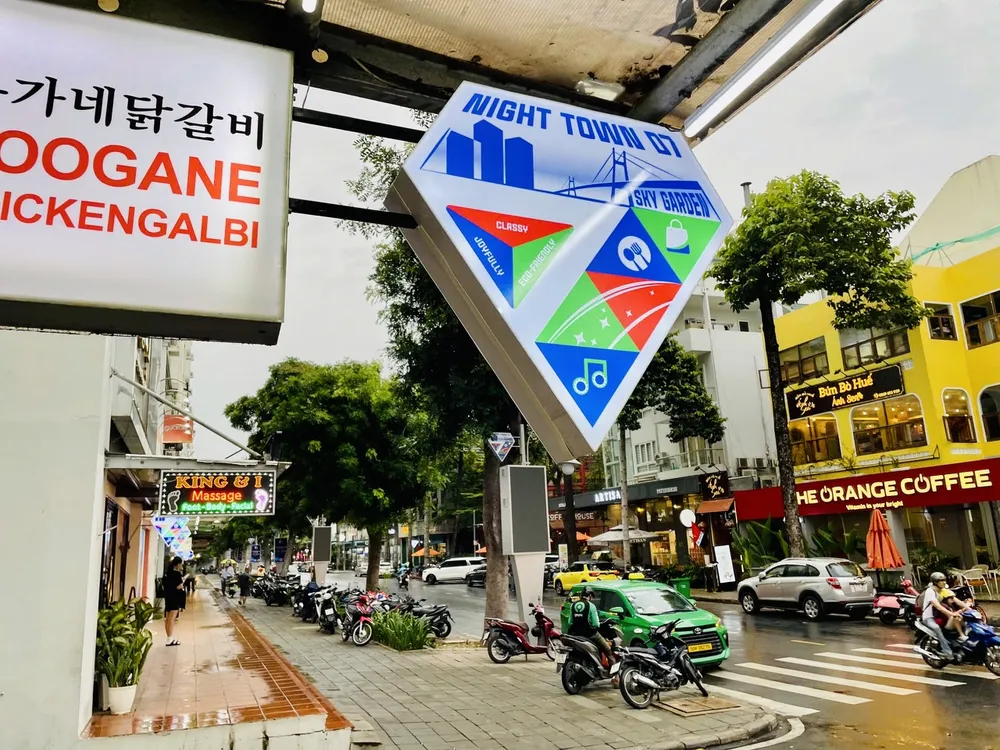 Một góc phố ẩm thực, thương mại Q.7.jpg