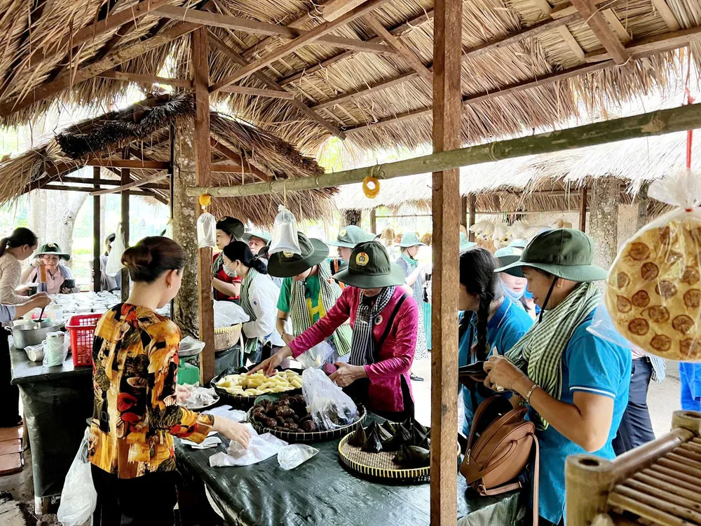 Khách thưởng thức ẩm thực tại CChi.jpg