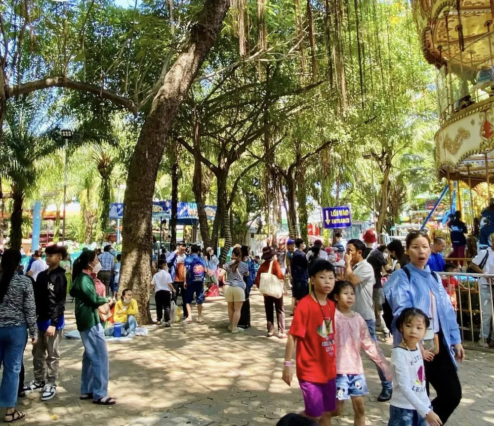 Khách vui chơi tại Đầm Sen...jpg