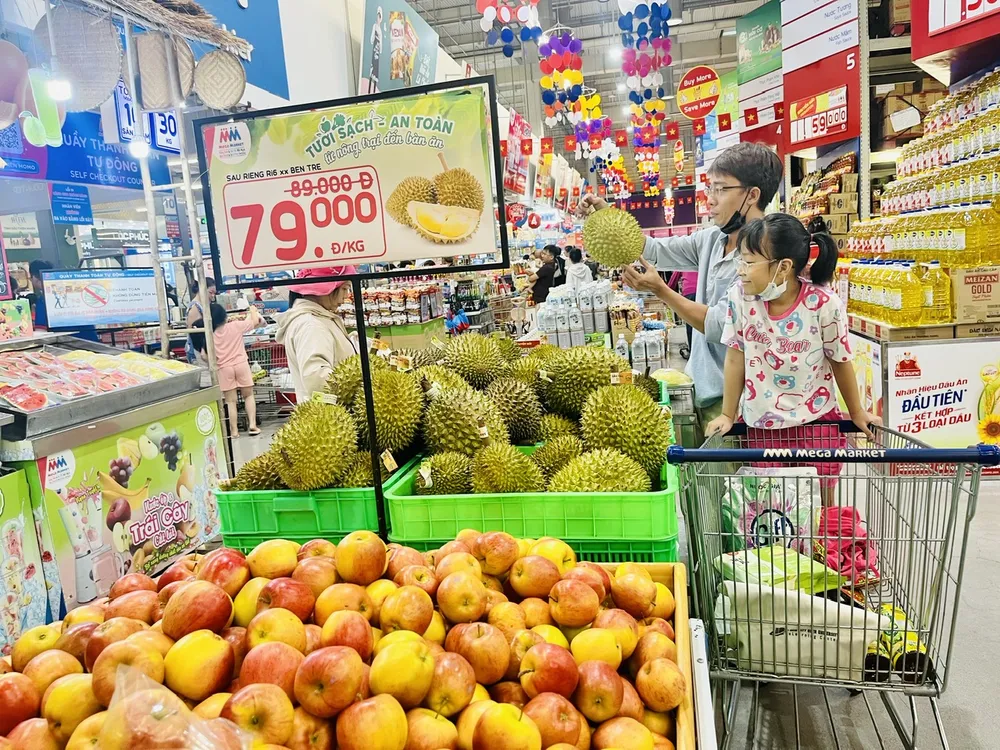 Người dân chọn mua trái cây tại hệ thống MM Mega Market Hiệp Phú (quận 12) dịp nghỉ lễ.jpg