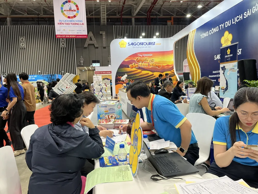 KHách tìm mua tour tại gian hàng của Saigontourist.jpg