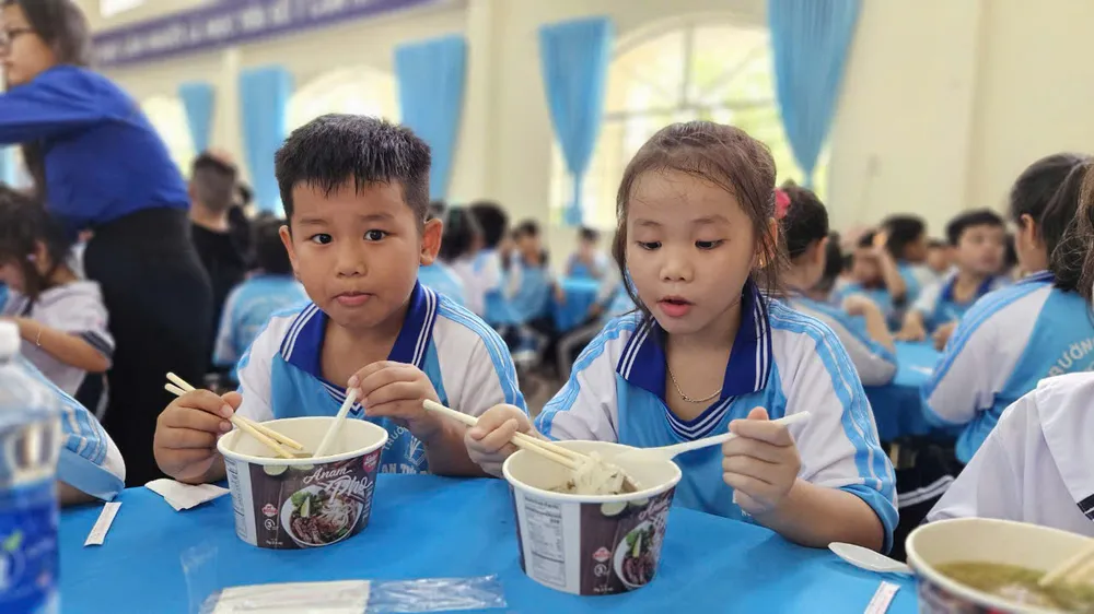Các bé thưởng thức phở.jpg