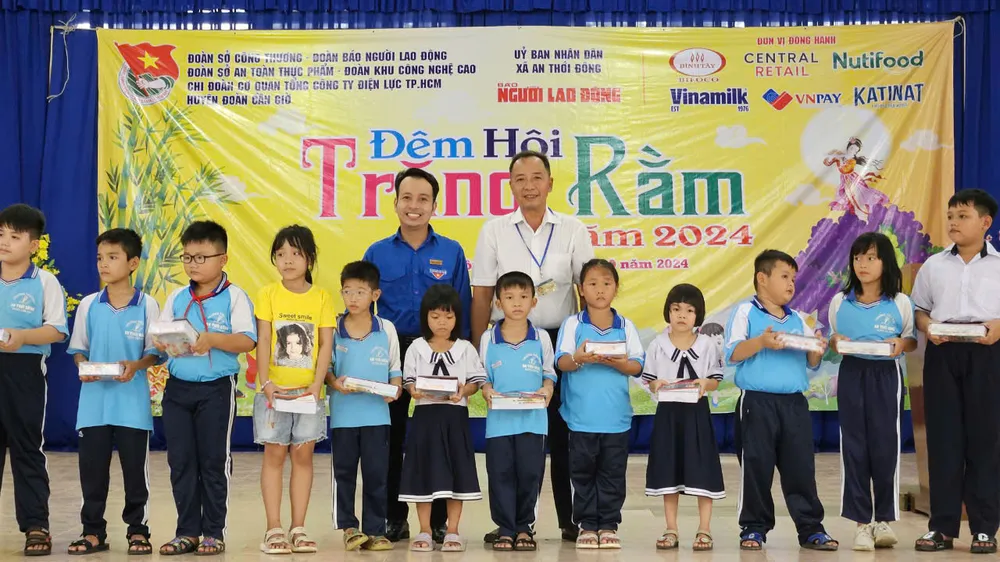 Các em nhỏ được nhận quà tặng chiều 6.9.jpg