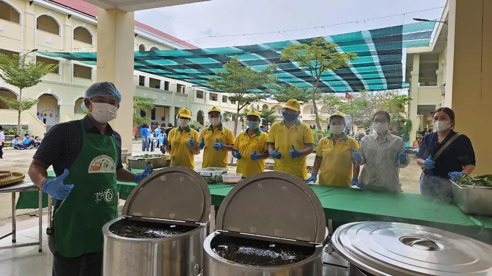 Phở được nấu tại trường cho các em thiếu nhi thưởng thức.jpg