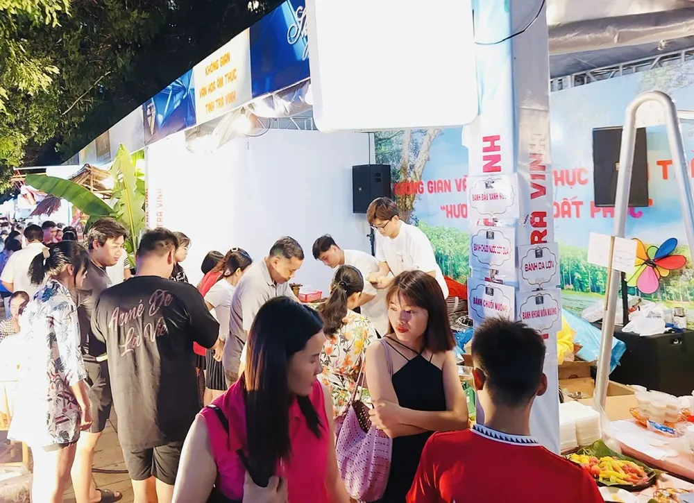 Tuyến phố ẩm thực quận 7 nhộn nhịp khách.jpg