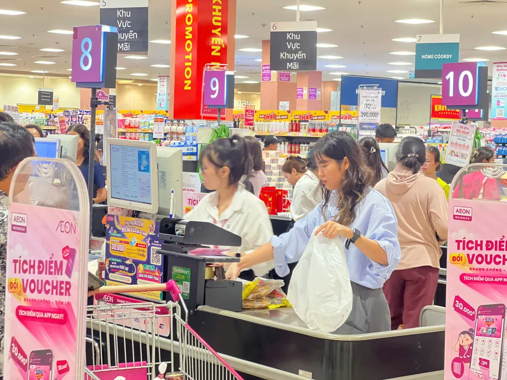 Khách hàng tính tiền tại quầy thuộc hệ thống AEON Mall khu vực miền Bắc.jpg