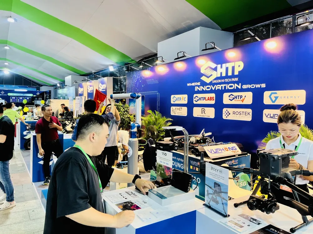 Các gian hàng công nghệ của Khu công nghệ cao.jpg