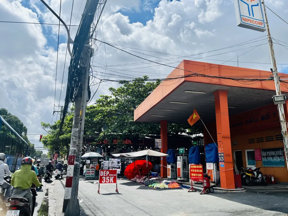 Cây xăng dầu số 7 tạm ngưng hoạt động từ tháng 5 đến nay. Ảnh chụp trưa 3.9.jpg