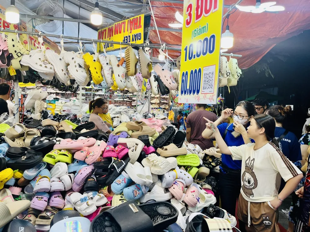 Khách hàng chọn mua giày dép tại công viên Khánh Hội.jpg