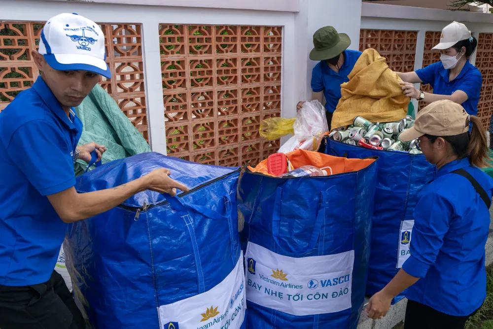Ảnh 3. Các loại rác thải nhựa có thể tái chế sẽ được đưa về đất liền để “tái sinh” thành các sản phẩm có ích.jpg