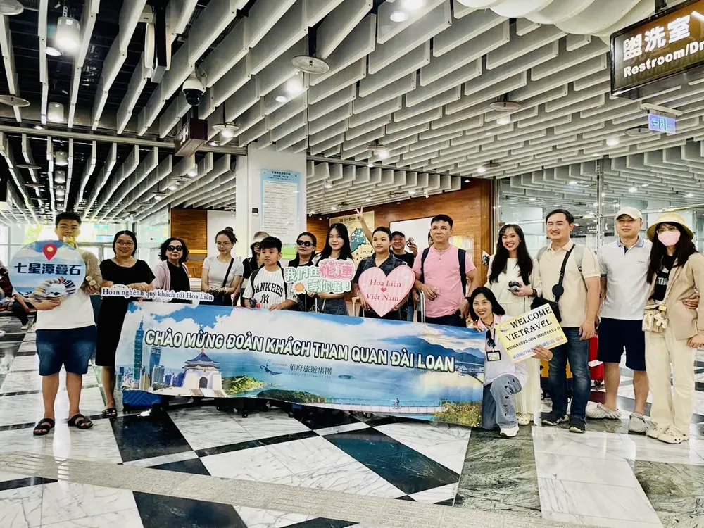 Đoàn khách Việt.jpg