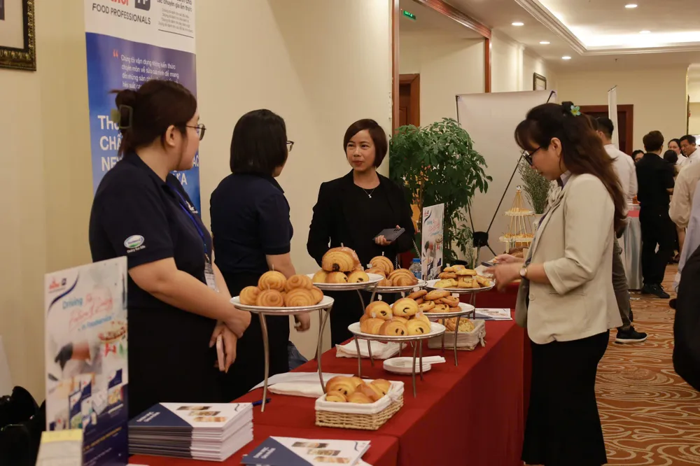 Guests explore various types of cakes at Rex Hotel Saigon (Nguyen Hue, District 1) on the afternoon of October 9.