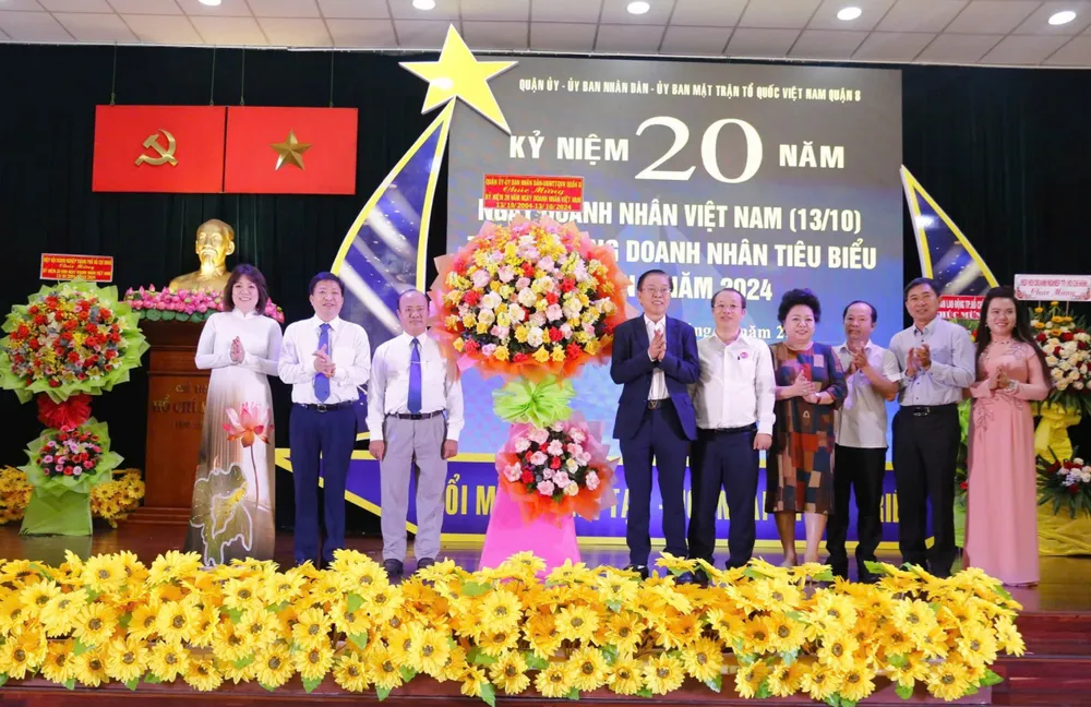 Lãnh đạo Q.8 tôn vinh DN.jpg