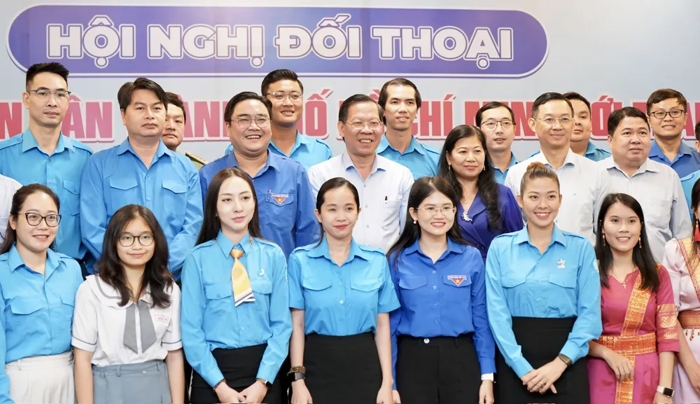 Mr Mãi chụp hình với các bạn thanh niên.jpg