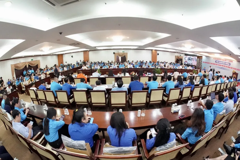 Thanh niên dự hội nghị.jpg