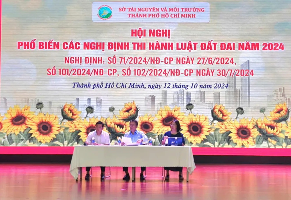 Đoàn công tác của Bộ TN-MT cùng lãnh đạo Sở TN-MT TPHCM giải đáp những thắc mắc của một số lãnh đạo Chi nhánh Văn phòng Đăng ký Đất đai quận, huyện