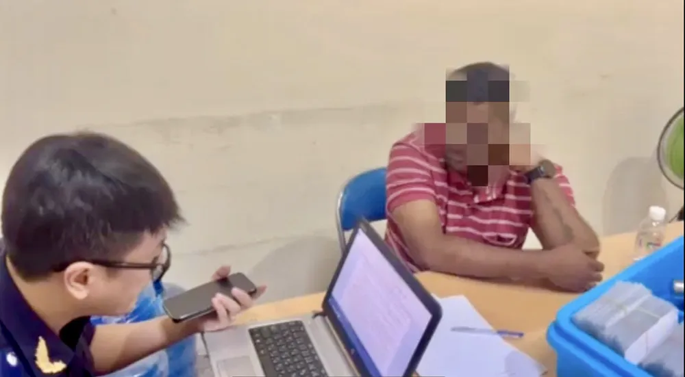 Đối tượng buôn lậu làm việc với cơ quan chức năng.jpg