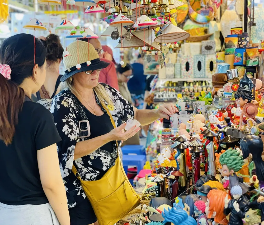 Khách quốc tế mua sắm tại chợ Bến Thành.jpg