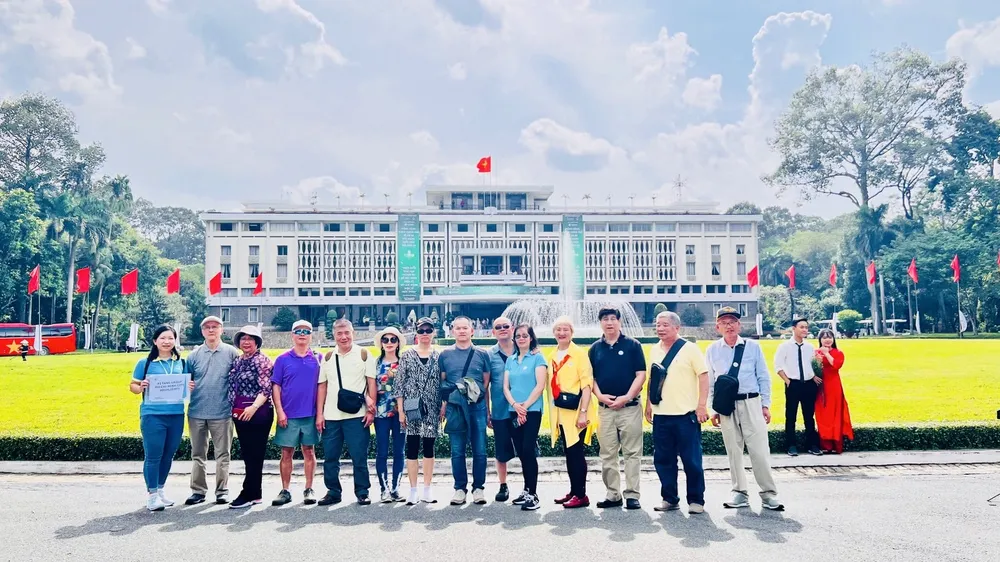 Khách tham quan Hội trường Thống Nhất do Lữ hành Saigontourist thực hiện.jpg