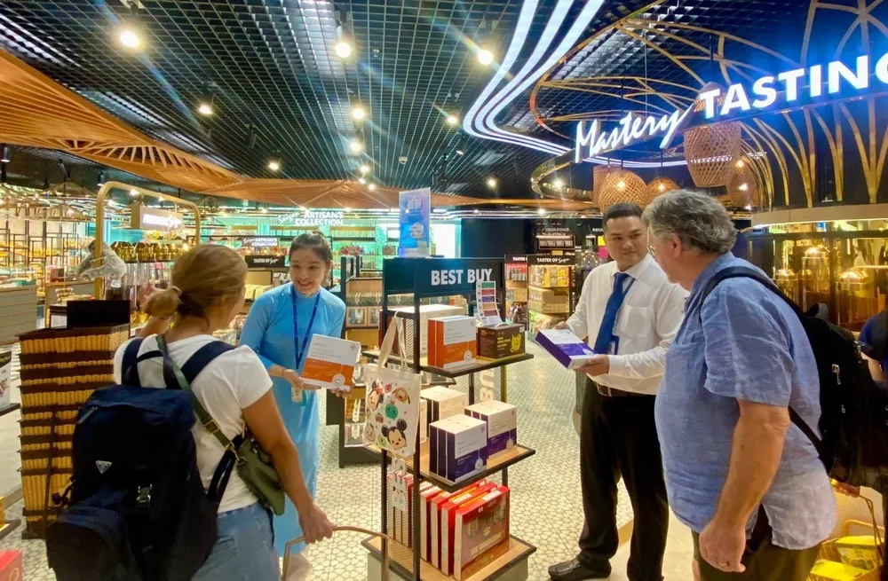 Khách quốc tế mua sắm tại SASCO.jpg