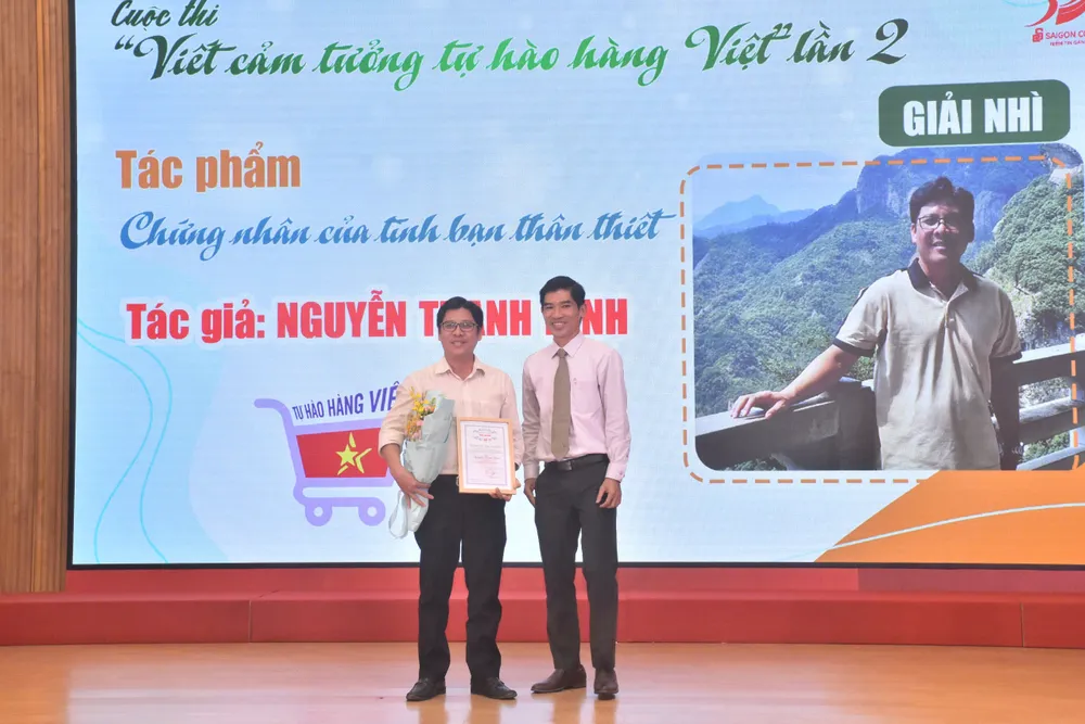 Ban tổ chức trao giải thưởng cho tác giả.jpg