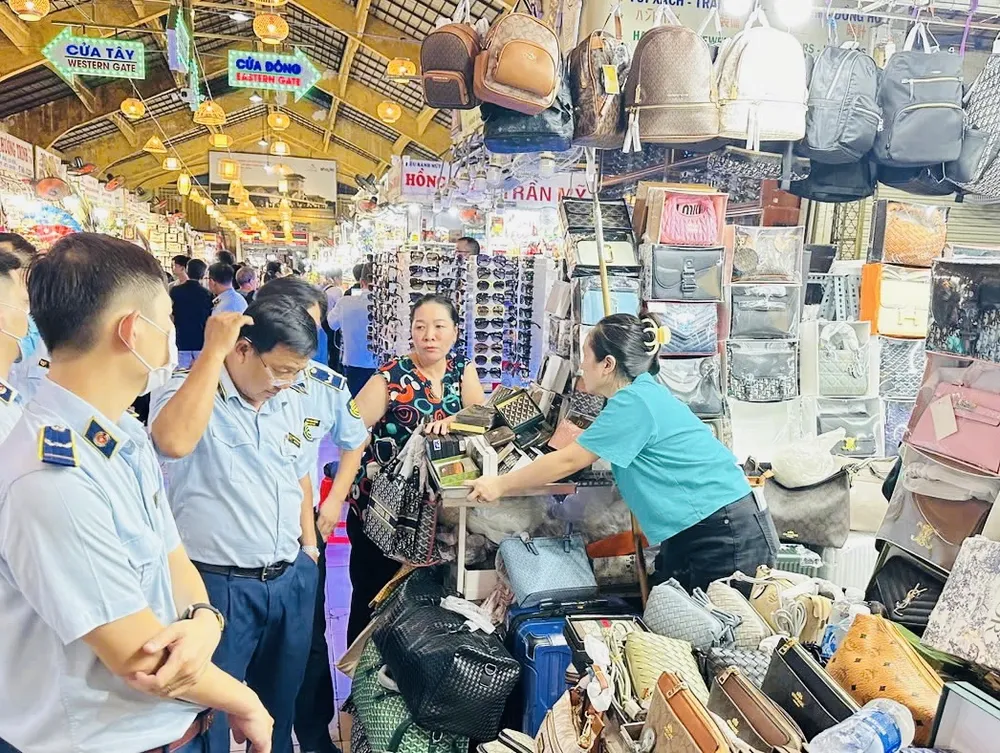 QLTT kiểm tra hàng hóa tại chợ Bt.jpg