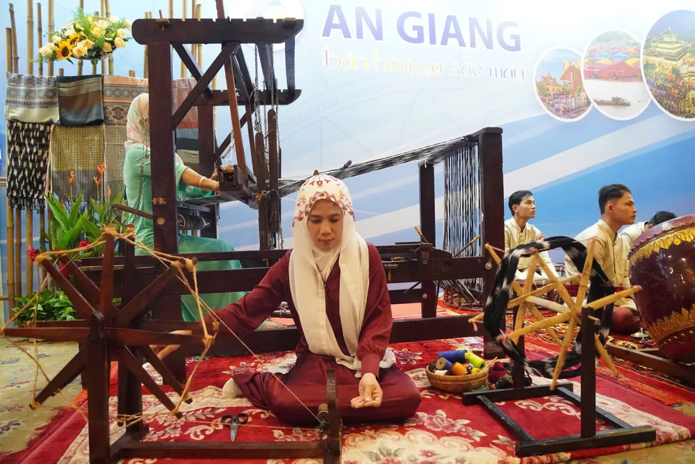 Nghệ nhân trình diễn nghề dệt thổ cẩm truyền thống.jpg