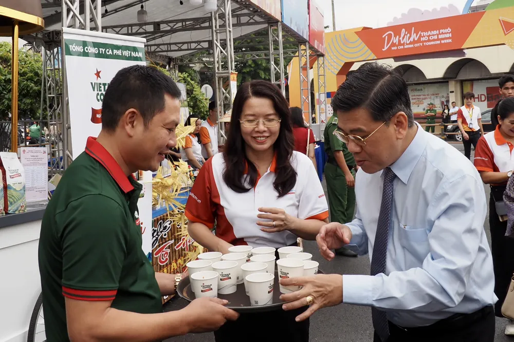 Đại biểu trải nghiệm ẩm thực ....jpg