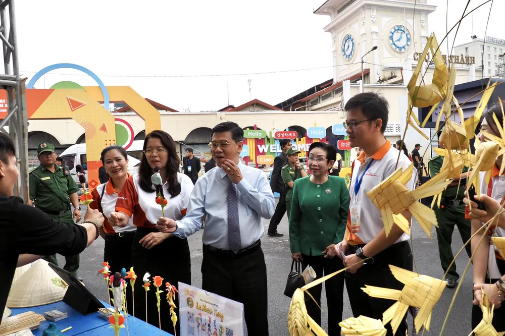 Tham quan gian hàng.jpg