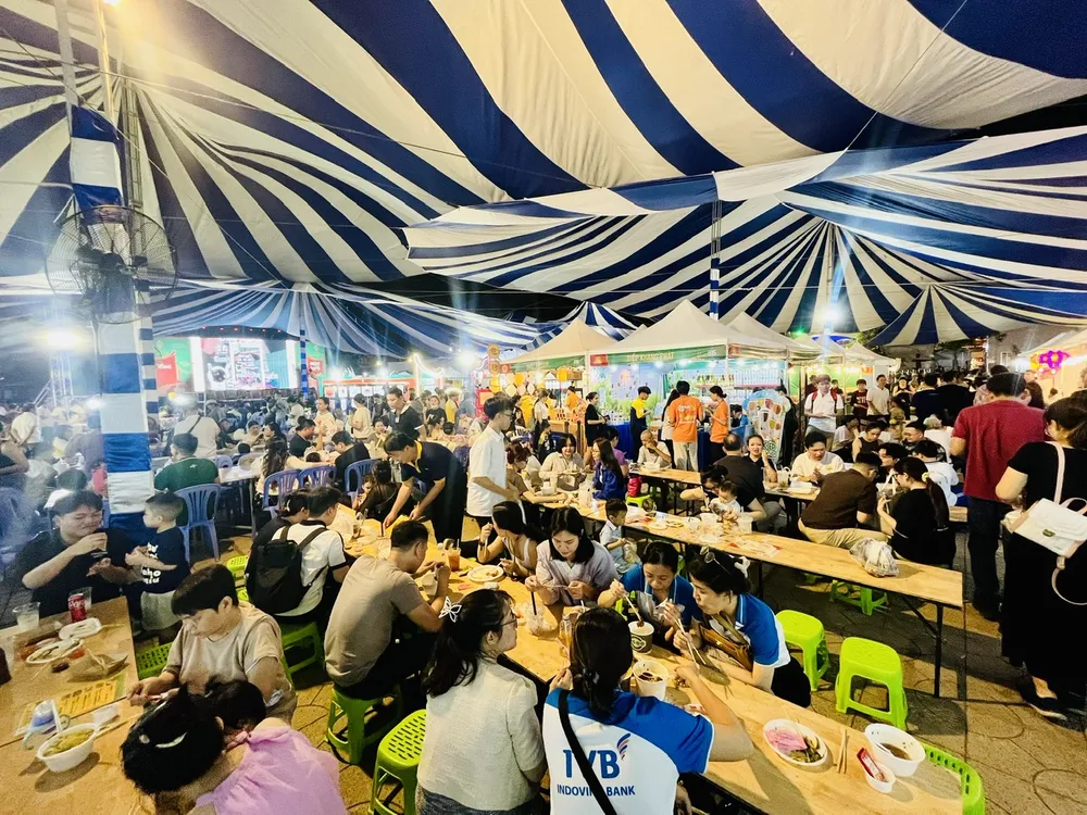 Khách thưởng thức món ăn.jpg