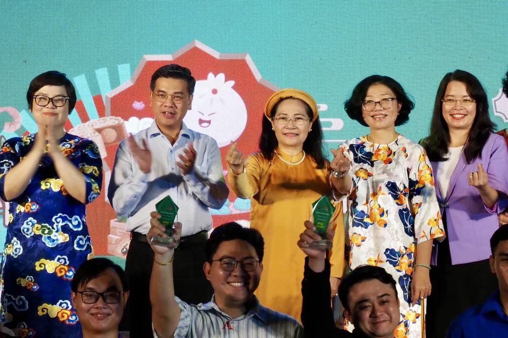 Lãnh đạo TP tại tối khai mạc.jpg