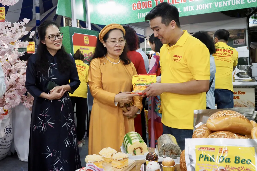 Mrs Lệ tham quan gian hàng.jpg