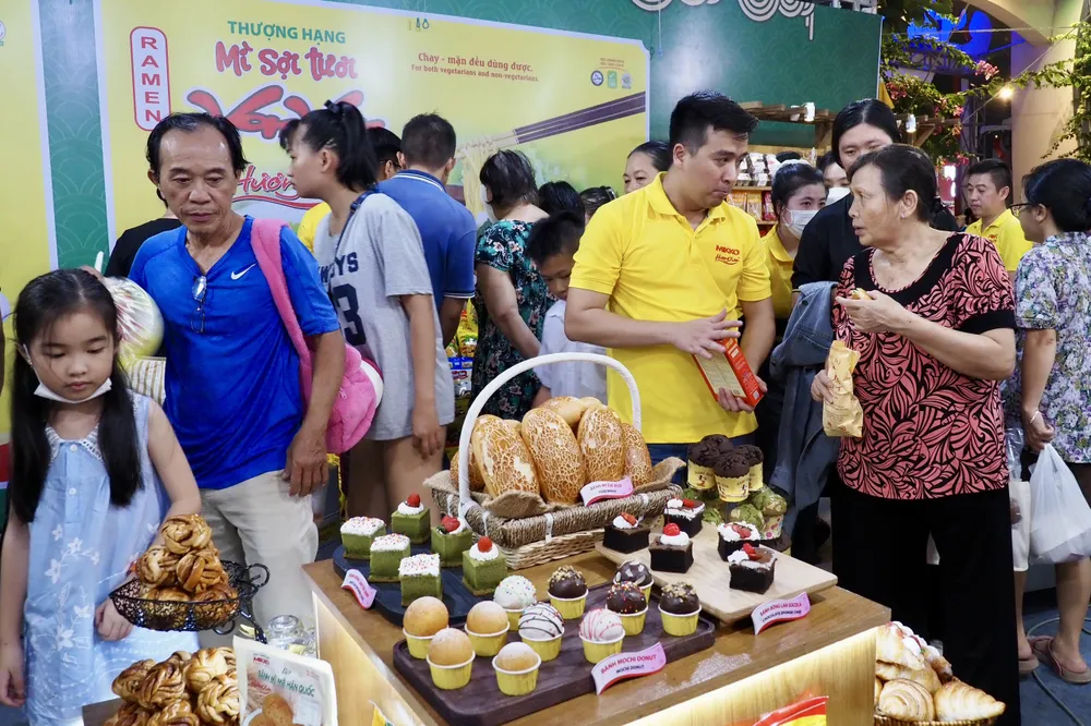 Người dân, du khách tham quan gian hàng.jpg
