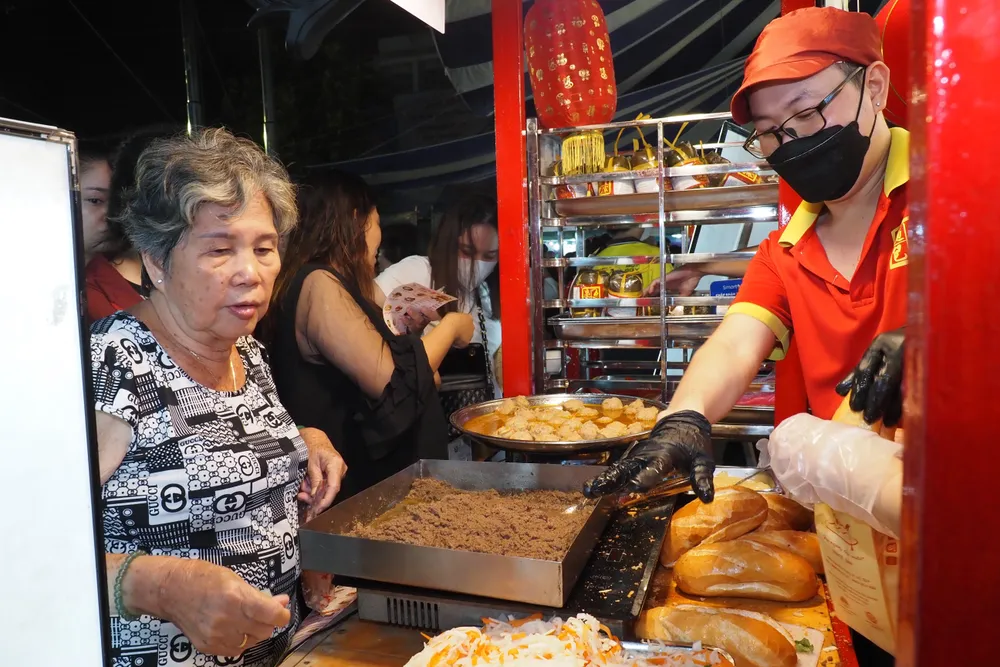 Thưởng thức bánh mì.jpg