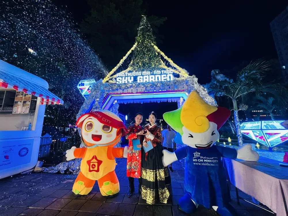 Người dân háo hức chụp hình tại quận 7.jpg