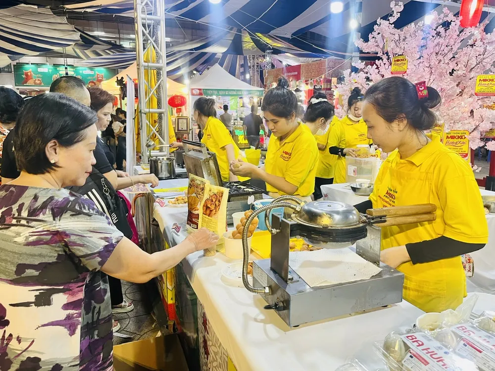 Khách mua hàng tại Intermix.jpg