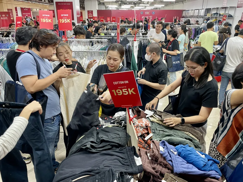 NTD săn hàng hiệu.jpg