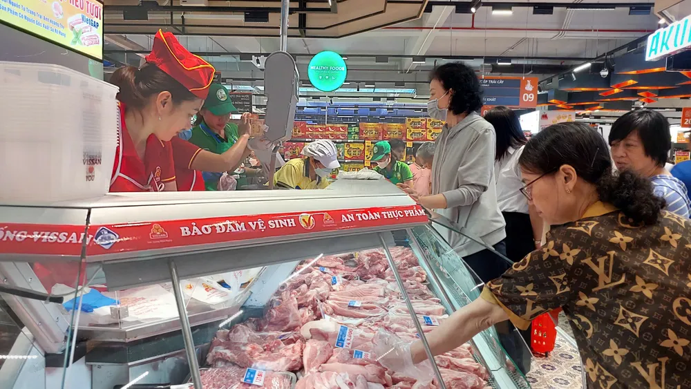 Khách mua thịt heo tại Siêu Thị Co.opXtra Tạ Quang Bửu. Q.8.jpg