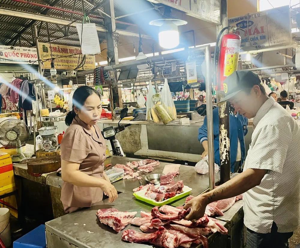 Người tiêu dùng chọn mua thịt heo tại chợ Tân Chánh Hiệp sáng 25-12.jpg