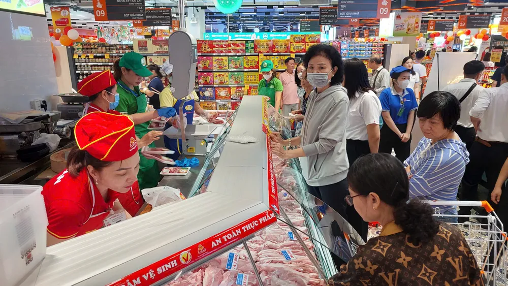 NTD chọn mua thịt heo.jpg